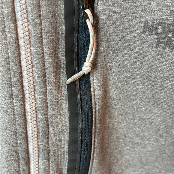 The North Face Men's Gray Quarter-Zip Sweater - Picture 4 of 5